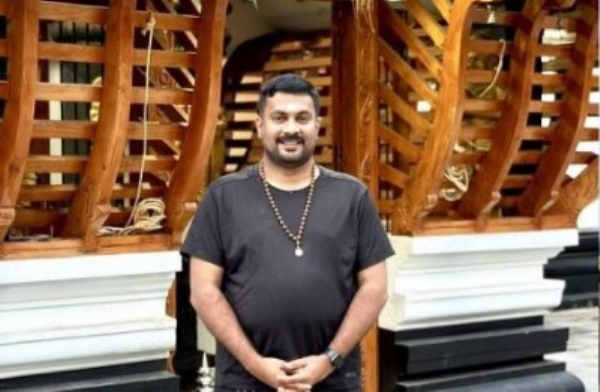 എട്ട് വർഷത്തെ പ്രതിജ്ഞ അവസാനിപ്പിച്ച് യൂത്ത് കോൺഗ്രസ് നേതാവ് ജെ.എസ്. അഖിൽ മല ചവിട്ടുന്നു എട്ട് വർഷത്തെ പ്രതിജ്ഞ അവസാനിപ്പിച്ച് യൂത്ത് കോൺഗ്രസ് നേതാവ് ജെ.എസ്. അഖിൽ മല ചവിട്ടുന്നു