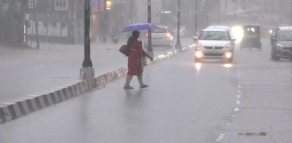 കനത്ത മഴ: കണ്ണൂരും കാസര്കോടും കോഴിക്കോടും നാളെ വിദ്യാഭ്യാസ സ്ഥാപനങ്ങൾക്ക് അവധി; കോഴിക്കോട് റെഡ് അലര്ട്ട്