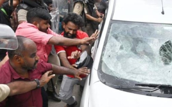 ഇ ഡി ഉദ്യോഗസ്ഥരെ ആക്രമിച്ച കേസ്: ആറ് മുതൽ പത്ത് വരെയുള്ള പ്രതികളെ പൊലീസ് കസ്റ്റഡിയിൽ വിട്ടു; ഗൂഢാലോചന പുറത്തുകൊണ്ടുവരാൻ നീക്കം ഇ ഡി ഉദ്യോഗസ്ഥരെ ആക്രമിച്ച കേസ്: ആറ് മുതൽ പത്ത് വരെയുള്ള പ്രതികളെ പൊലീസ് കസ്റ്റഡിയിൽ വിട്ടു; ഗൂഢാലോചന പുറത്തുകൊണ്ടുവരാൻ നീക്കം