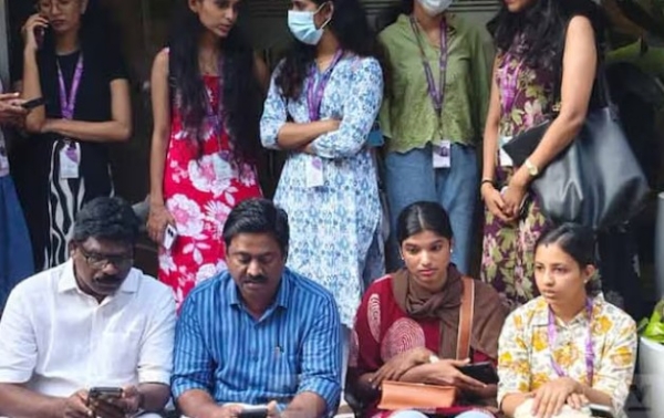 കോറോ ഹെൽത്ത് കൂട്ടപ്പിരിച്ചുവിടൽ: കൊച്ചിയിൽ നടന്ന ചർച്ച പരാജയപ്പെട്ടു; കോഴിക്കോട്ടെ ജീവനക്കാർ കടുത്ത ആശങ്കയിൽ കോറോ ഹെൽത്ത് കൂട്ടപ്പിരിച്ചുവിടൽ: കൊച്ചിയിൽ നടന്ന ചർച്ച പരാജയപ്പെട്ടു; കോഴിക്കോട്ടെ ജീവനക്കാർ കടുത്ത ആശങ്കയിൽ