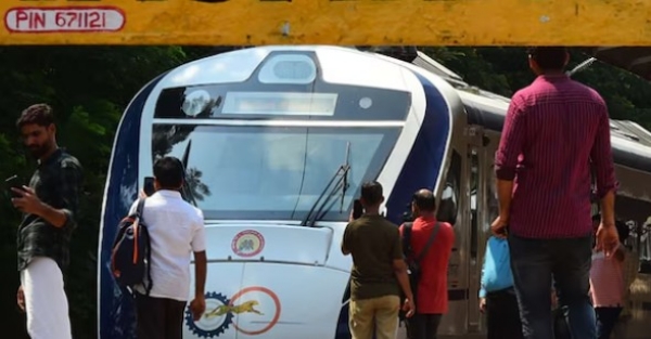 കണ്ണൂർ–മംഗളൂരു റൂട്ടിൽ യാത്രാദുരിതം തുടക്കഥ; കാസർകോടിനെ തഴഞ്ഞ് റെയിൽവേ അധികൃതർ കണ്ണൂർ–മംഗളൂരു റൂട്ടിൽ യാത്രാദുരിതം തുടക്കഥ; കാസർകോടിനെ തഴഞ്ഞ് റെയിൽവേ അധികൃതർ