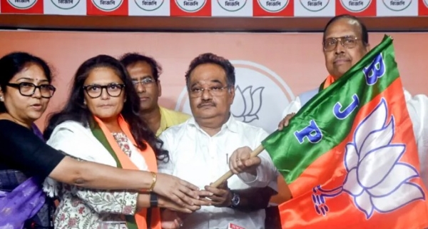 തൃണമൂൽ കോൺഗ്രസ് വിമതർ ബി.ജെ.പി ടിക്കറ്റിൽ രാജ്യസഭയിലേക്ക്; സുഖേന്ദു ശേഖർ റോയിയും സുസ്മിത ദേവും പ്രകാശ് ബാരൈകും എതിരില്ലാതെ തിരഞ്ഞെടുക്കപ്പെട്ടു തൃണമൂൽ കോൺഗ്രസ് വിമതർ ബി.ജെ.പി ടിക്കറ്റിൽ രാജ്യസഭയിലേക്ക്; സുഖേന്ദു ശേഖർ റോയിയും സുസ്മിത ദേവും പ്രകാശ് ബാരൈകും എതിരില്ലാതെ തിരഞ്ഞെടുക്കപ്പെട്ടു
