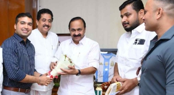 മുണ്ടത്തിക്കോട് വെടിക്കെട്ടപകടം: മരിച്ചവരുടെ കുടുംബങ്ങൾക്കായി അർബൻ ഗ്രാമീൺ സൊസൈറ്റി പ്രഖ്യാപിച്ച 10 ലക്ഷം രൂപ മുഖ്യമന്ത്രിയുടെ ദുരിതാശ്വാസ നിധിയിലേക്ക് കൈമാറി മുണ്ടത്തിക്കോട് വെടിക്കെട്ടപകടം: മരിച്ചവരുടെ കുടുംബങ്ങൾക്കായി അർബൻ ഗ്രാമീൺ സൊസൈറ്റി പ്രഖ്യാപിച്ച 10 ലക്ഷം രൂപ മുഖ്യമന്ത്രിയുടെ ദുരിതാശ്വാസ നിധിയിലേക്ക് കൈമാറി