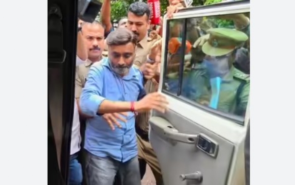 കോടതി വിട്ടയച്ചതിന് പിന്നാലെ നടപടിക്രമങ്ങൾ പാലിച്ച് ഡോ. എം.കെ. റാമിനെ ക്രൈംബ്രാഞ്ച് വീണ്ടും അറസ്റ്റ് ചെയ്തു കോടതി വിട്ടയച്ചതിന് പിന്നാലെ നടപടിക്രമങ്ങൾ പാലിച്ച് ഡോ. എം.കെ. റാമിനെ ക്രൈംബ്രാഞ്ച് വീണ്ടും അറസ്റ്റ് ചെയ്തു