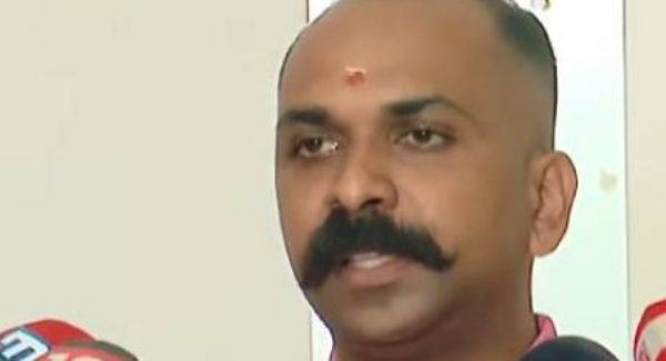 തൃശൂർ ബിജെപിയിൽ കള്ളപ്പണ ബോംബ്: 25 കോടി രൂപ നേതാക്കൾ തട്ടിയെടുത്തതായി മുൻ ഓഫീസ് സെക്രട്ടറിയുടെ ഗുരുതര ആരോപണം തൃശൂർ ബിജെപിയിൽ കള്ളപ്പണ ബോംബ്: 25 കോടി രൂപ നേതാക്കൾ തട്ടിയെടുത്തതായി മുൻ ഓഫീസ് സെക്രട്ടറിയുടെ ഗുരുതര ആരോപണം