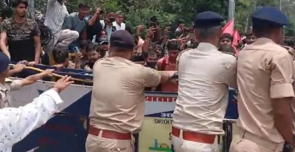 നീറ്റ് ചോദ്യപ്പേപ്പർ ചോർച്ച: പട്നയിൽ വിദ്യാർത്ഥി പ്രക്ഷോഭത്തിന് നേരെ പോലീസ് അതിക്രമം; കണ്ണീർവാതകവും ജലപീരങ്കിയും പ്രയോഗിച്ചു