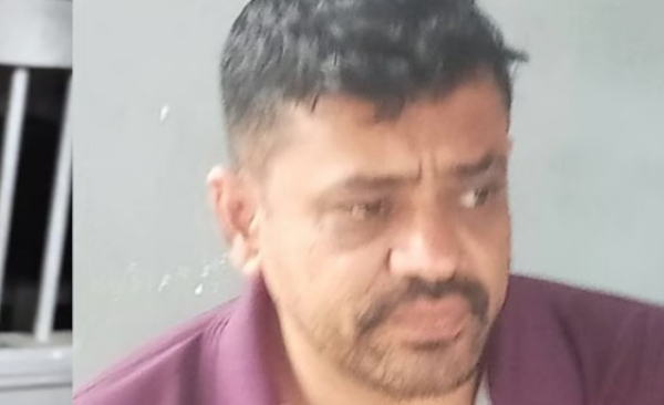 പ്രേതബാധ ഒഴിപ്പിക്കലിന്റെ പേരിൽ 16-കാരിക്ക് നേരെ ക്രൂരപീഡനം; മലപ്പുറം സ്വദേശിയായ വ്യാജസിദ്ധൻ പാലക്കാട് ചിറ്റൂരിൽ പിടിയിൽ പ്രേതബാധ ഒഴിപ്പിക്കലിന്റെ പേരിൽ 16-കാരിക്ക് നേരെ ക്രൂരപീഡനം; മലപ്പുറം സ്വദേശിയായ വ്യാജസിദ്ധൻ പാലക്കാട് ചിറ്റൂരിൽ പിടിയിൽ