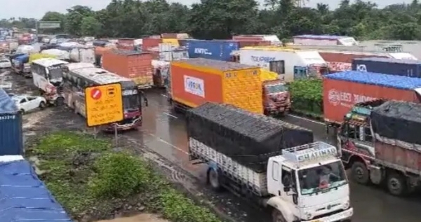 മുംബൈ–ഗുജറാത്ത് ദേശീയപാതയിൽ 40 കിലോമീറ്റർ നീണ്ട ഗതാഗതക്കുരുക്ക്: കനത്ത മഴയിൽ റോഡ്, റെയിൽ ഗതാഗതം സ്തംഭിച്ചു
