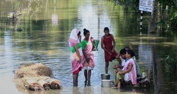 അസമിൽ പ്രളയക്കെടുതി രൂക്ഷം: മരണസംഖ്യ 75 ആയി ഉയർന്നു; 3.32 ലക്ഷത്തിലധികം ആളുകളെ ബാധിച്ചു അസമിൽ പ്രളയക്കെടുതി രൂക്ഷം: മരണസംഖ്യ 75 ആയി ഉയർന്നു; 3.32 ലക്ഷത്തിലധികം ആളുകളെ ബാധിച്ചു