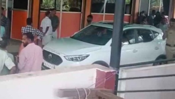 അകമ്പാടത്ത് സ്വകാര്യ ആശുപത്രി ശുചിമുറിയിലെ ബക്കറ്റിൽ നവജാത ശിശു മരിച്ച നിലയിൽ: അടിമുടി ദുരൂഹതയെന്ന് പൊലീസ് അകമ്പാടത്ത് സ്വകാര്യ ആശുപത്രി ശുചിമുറിയിലെ ബക്കറ്റിൽ നവജാത ശിശു മരിച്ച നിലയിൽ: അടിമുടി ദുരൂഹതയെന്ന് പൊലീസ്