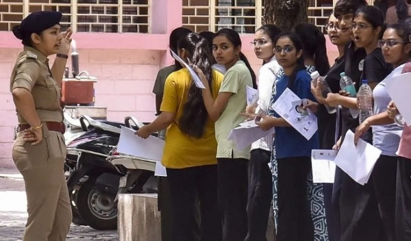 നീറ്റ് ചോദ്യപേപ്പർ ചോർച്ച: പ്രൊഫസർമാരും ഇടനിലക്കാരും അടങ്ങുന്ന വൻ സംഘത്തിനെതിരെ സി.ബി.ഐ കുറ്റപത്രം; 13 പേർ പ്രതികൾ നീറ്റ് ചോദ്യപേപ്പർ ചോർച്ച: പ്രൊഫസർമാരും ഇടനിലക്കാരും അടങ്ങുന്ന വൻ സംഘത്തിനെതിരെ സി.ബി.ഐ കുറ്റപത്രം; 13 പേർ പ്രതികൾ