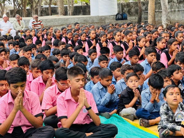 Forest Minister Arjun Modhwadia admitted children to school on the second Forest Minister Arjun Modhwadia admitted children to school on the second
