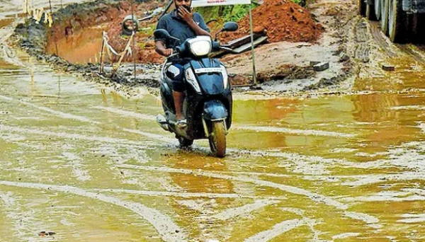 ഉരുൾപൊട്ടൽ ദുരന്തബാധിതരുടെ പുനരധിവാസ ടൗൺഷിപ്പിൽ യാത്രാദുരിതം; വഴികൾ ചെളിമയമായി, പ്രതിഷേധവുമായി കുടുംബങ്ങൾ ഉരുൾപൊട്ടൽ ദുരന്തബാധിതരുടെ പുനരധിവാസ ടൗൺഷിപ്പിൽ യാത്രാദുരിതം; വഴികൾ ചെളിമയമായി, പ്രതിഷേധവുമായി കുടുംബങ്ങൾ
