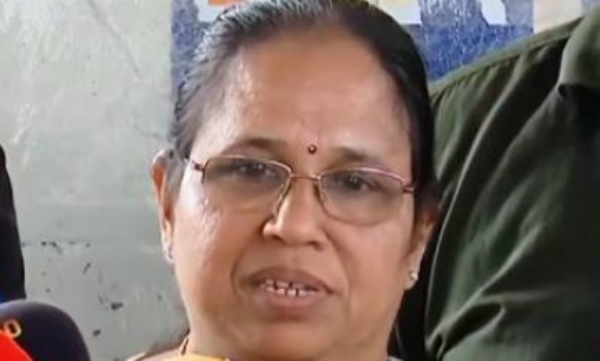 കെ. കെ. മഹേശന്റെ ആത്മഹത്യ: പ്രത്യേക സംഘത്തിന്റെ അന്വേഷണം ആവശ്യപ്പെട്ട് ഭാര്യ ഉഷാദേവി ആഭ്യന്തരമന്ത്രി രമേശ് ചെന്നിത്തലയെ കണ്ടു കെ. കെ. മഹേശന്റെ ആത്മഹത്യ: പ്രത്യേക സംഘത്തിന്റെ അന്വേഷണം ആവശ്യപ്പെട്ട് ഭാര്യ ഉഷാദേവി ആഭ്യന്തരമന്ത്രി രമേശ് ചെന്നിത്തലയെ കണ്ടു