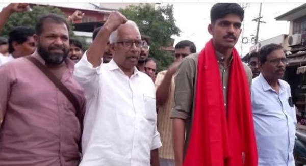 കാഫിർ സ്ക്രീൻഷോട്ട് കേസ്: ജാമ്യം ലഭിച്ച സി.പി.എം നേതാവിന് വടകര സബ് ജയിലിന് മുന്നിൽ രക്തഹാരമണിയിച്ച് സ്വീകരണം കാഫിർ സ്ക്രീൻഷോട്ട് കേസ്: ജാമ്യം ലഭിച്ച സി.പി.എം നേതാവിന് വടകര സബ് ജയിലിന് മുന്നിൽ രക്തഹാരമണിയിച്ച് സ്വീകരണം