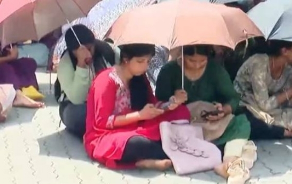 ശമ്പള വർധനവ് നടപ്പാക്കിയില്ല; തൃശ്ശൂരിൽ നഴ്സുമാർ സമ്പൂർണ്ണ പണിമുടക്കിലേക്ക്, രോഗികളെ മാറ്റാൻ 48 മണിക്കൂർ സമയം നൽകി UNA ശമ്പള വർധനവ് നടപ്പാക്കിയില്ല; തൃശ്ശൂരിൽ നഴ്സുമാർ സമ്പൂർണ്ണ പണിമുടക്കിലേക്ക്, രോഗികളെ മാറ്റാൻ 48 മണിക്കൂർ സമയം നൽകി UNA