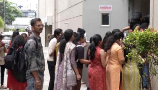 കൊച്ചിയിൽ കൂട്ടപ്പിരിച്ചുവിടൽ വിവാദം: ലേബർ കമ്മീഷണറുമായുള്ള ചർച്ച ആരംഭിച്ചു; പ്രതിഷേധവുമായി ഡി.വൈ.എഫ്.ഐ കൊച്ചിയിൽ കൂട്ടപ്പിരിച്ചുവിടൽ വിവാദം: ലേബർ കമ്മീഷണറുമായുള്ള ചർച്ച ആരംഭിച്ചു; പ്രതിഷേധവുമായി ഡി.വൈ.എഫ്.ഐ