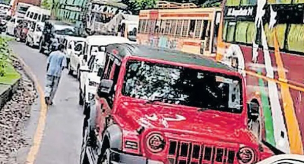 താമരശ്ശേരി ചുരത്തിൽ കണ്ടെയ്നർ ലോറി കുടുങ്ങി; നാല് മണിക്കൂർ നീണ്ട ഗതാഗതക്കുരുക്കിൽ യാത്രക്കാർ വലഞ്ഞു താമരശ്ശേരി ചുരത്തിൽ കണ്ടെയ്നർ ലോറി കുടുങ്ങി; നാല് മണിക്കൂർ നീണ്ട ഗതാഗതക്കുരുക്കിൽ യാത്രക്കാർ വലഞ്ഞു