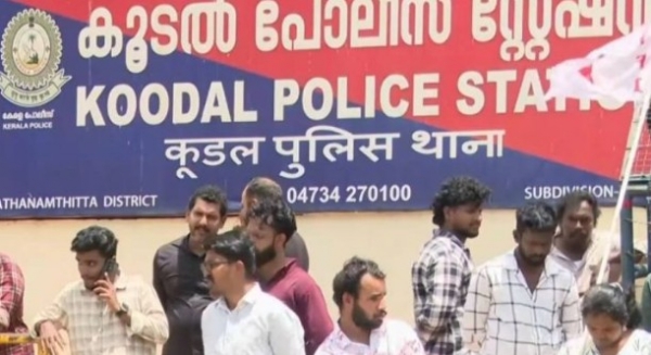 കൂടൽ വ്യാജ പീഡന പരാതി: കസ്റ്റഡിയിലെടുത്ത കുട്ടികളുടെ രക്ഷിതാക്കൾ പൊലീസിനെതിരെ; , ഗുരുതര ആരോപണം കൂടൽ വ്യാജ പീഡന പരാതി: കസ്റ്റഡിയിലെടുത്ത കുട്ടികളുടെ രക്ഷിതാക്കൾ പൊലീസിനെതിരെ; , ഗുരുതര ആരോപണം
