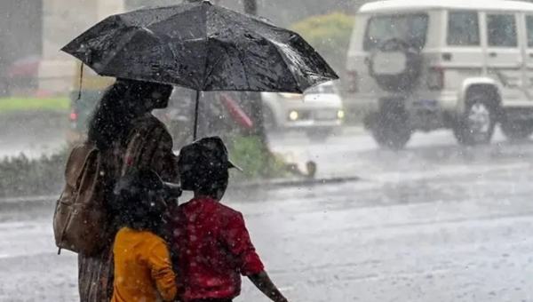 സംസ്ഥാനത്ത് മഴ തുടരും; വടക്കൻ ജില്ലകളിൽ അതിശക്തമായ മഴ മുന്നറിയിപ്പ്, രണ്ട് ജില്ലകളിൽ ഓറഞ്ച് അലർട്ട് സംസ്ഥാനത്ത് മഴ തുടരും; വടക്കൻ ജില്ലകളിൽ അതിശക്തമായ മഴ മുന്നറിയിപ്പ്, രണ്ട് ജില്ലകളിൽ ഓറഞ്ച് അലർട്ട്