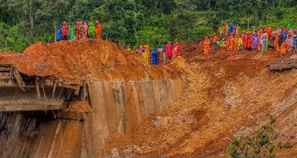 കള്ളാടി ദുരന്തം: കാണാതായ അഞ്ചുപേർക്കായി തെരച്ചിൽ ഊർജിതം; ദുരന്തമേഖല നാല് സെക്ടറുകളാക്കി തിരിച്ചു; മുഖ്യമന്ത്രി വി.ഡി. സതീശൻ ഉടനെത്തും കള്ളാടി ദുരന്തം: കാണാതായ അഞ്ചുപേർക്കായി തെരച്ചിൽ ഊർജിതം; ദുരന്തമേഖല നാല് സെക്ടറുകളാക്കി തിരിച്ചു; മുഖ്യമന്ത്രി വി.ഡി. സതീശൻ ഉടനെത്തും