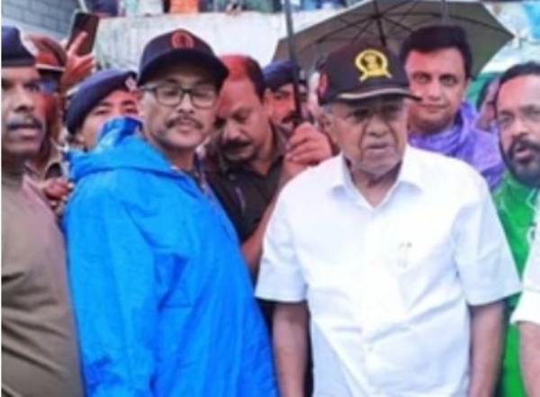 മേപ്പാടി ദുരന്തഭൂമി സന്ദർശിക്കാൻ പ്രതിപക്ഷ നേതാവ് പിണറായി വിജയൻ നാളെ വയനാട്ടിലെത്തും; ഇന്ന് രാത്രി കൽപ്പറ്റയിൽ എത്തും മേപ്പാടി ദുരന്തഭൂമി സന്ദർശിക്കാൻ പ്രതിപക്ഷ നേതാവ് പിണറായി വിജയൻ നാളെ വയനാട്ടിലെത്തും; ഇന്ന് രാത്രി കൽപ്പറ്റയിൽ എത്തും
