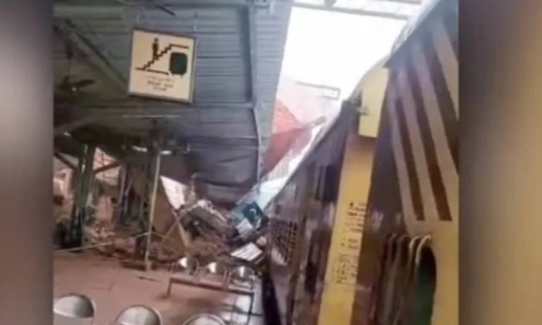 കോഴിക്കോട് റെയിൽവേ സ്റ്റേഷനിൽ കെട്ടിടം തകർന്നുവീണു; രണ്ടാം പ്ലാറ്റ്ഫോമിലെ ക്ലോക്ക് ടവർ പൂർണ്ണമായും നിലംപതിച്ചു, ഒഴിവായത് വൻ ദുരന്തം കോഴിക്കോട് റെയിൽവേ സ്റ്റേഷനിൽ കെട്ടിടം തകർന്നുവീണു; രണ്ടാം പ്ലാറ്റ്ഫോമിലെ ക്ലോക്ക് ടവർ പൂർണ്ണമായും നിലംപതിച്ചു, ഒഴിവായത് വൻ ദുരന്തം