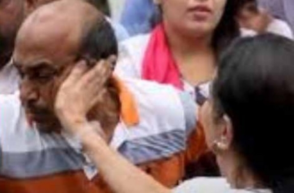 കൊൽക്കത്തയിൽ വൻ രാഷ്ട്രീയപ്പോര്; പ്രതിഷേധ റാലിക്കിടെ സ്വന്തം അനുയായിയുടെ കരണത്തടിച്ച് മമത ബാനർജി കൊൽക്കത്തയിൽ വൻ രാഷ്ട്രീയപ്പോര്; പ്രതിഷേധ റാലിക്കിടെ സ്വന്തം അനുയായിയുടെ കരണത്തടിച്ച് മമത ബാനർജി