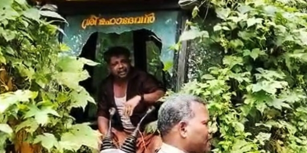 ഇടുക്കിയിൽ വനംവകുപ്പ് ഓഫീസിൽ ആദിവാസി യുവാവിന്റെ ആത്മഹത്യാ ഭീഷണി; ദേഹത്ത് പെട്രോളൊഴിച്ച് ജെസിബിക്കുള്ളിൽ; അഞ്ച് വർഷമായിട്ടും വാഹനം വിട്ടുനൽകാത്തതിൽ പ്രതിഷേധം