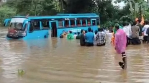 കോഴിക്കോട് പൂനൂരിൽ വലിയ വെള്ളക്കെട്ടിൽ ബസ് കുടുങ്ങി; വിവാഹസംഘത്തെ രക്ഷപ്പെടുത്തി നാട്ടുകാരും ഫയർഫോഴ്സും കോഴിക്കോട് പൂനൂരിൽ വലിയ വെള്ളക്കെട്ടിൽ ബസ് കുടുങ്ങി; വിവാഹസംഘത്തെ രക്ഷപ്പെടുത്തി നാട്ടുകാരും ഫയർഫോഴ്സും