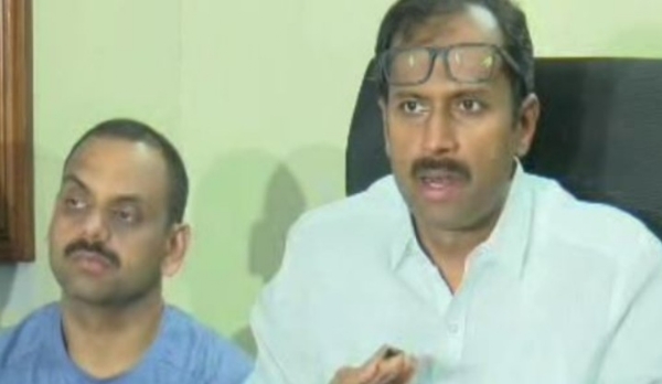 ഇടുക്കിയിൽ മഴക്കെടുതി രൂക്ഷം: രണ്ട് മരണം, ഒൻപത് ക്യാമ്പുകൾ തുറന്നു; യാത്രകൾ പരമാവധി ഒഴിവാക്കാൻ മന്ത്രി അനൂപ് ജേക്കബിന്റെ മുന്നറിയിപ്പ് ഇടുക്കിയിൽ മഴക്കെടുതി രൂക്ഷം: രണ്ട് മരണം, ഒൻപത് ക്യാമ്പുകൾ തുറന്നു; യാത്രകൾ പരമാവധി ഒഴിവാക്കാൻ മന്ത്രി അനൂപ് ജേക്കബിന്റെ മുന്നറിയിപ്പ്