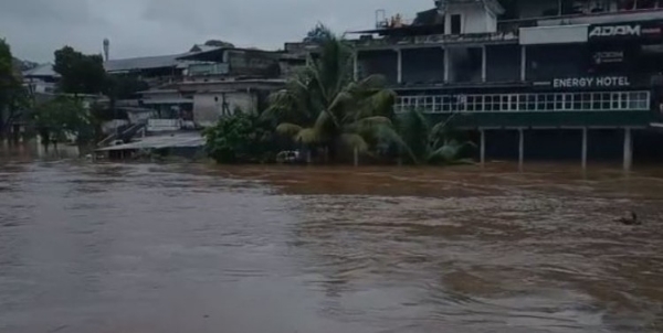 സംസ്ഥാനത്ത് പ്രളയസമാനമായ സാഹചര്യം: ഉരുൾപൊട്ടലിലും മലവെള്ളപ്പാച്ചിലിലും കനത്ത നാശനഷ്ടം സംസ്ഥാനത്ത് പ്രളയസമാനമായ സാഹചര്യം: ഉരുൾപൊട്ടലിലും മലവെള്ളപ്പാച്ചിലിലും കനത്ത നാശനഷ്ടം
