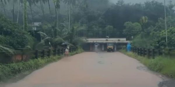 സംസ്ഥാനത്ത് പ്രളയസമാനമായ അതിതീവ്രമഴ: എട്ട് ജില്ലകളിൽ റെഡ് അലേർട്ട്, വരും മണിക്കൂറുകളിൽ മഴ കനക്കുമെന്ന് മുന്നറിയിപ്പ്