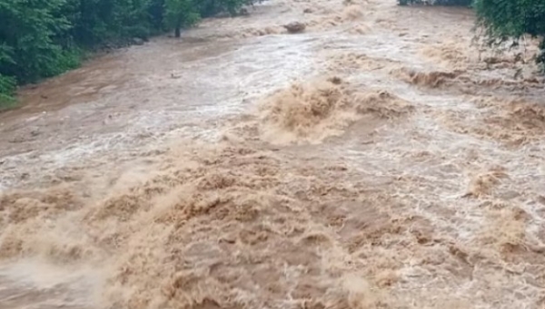 കനത്ത മഴയ്ക്കടെ നാടിനെ നടുക്കിയ ദുരന്തം: മലപ്പുറം കൊണ്ടോട്ടിയിൽ നാലുവയസ്സുകാരൻ തോട്ടിലെ ഒഴുക്കിൽപ്പെട്ട് മരിച്ചു കനത്ത മഴയ്ക്കടെ നാടിനെ നടുക്കിയ ദുരന്തം: മലപ്പുറം കൊണ്ടോട്ടിയിൽ നാലുവയസ്സുകാരൻ തോട്ടിലെ ഒഴുക്കിൽപ്പെട്ട് മരിച്ചു