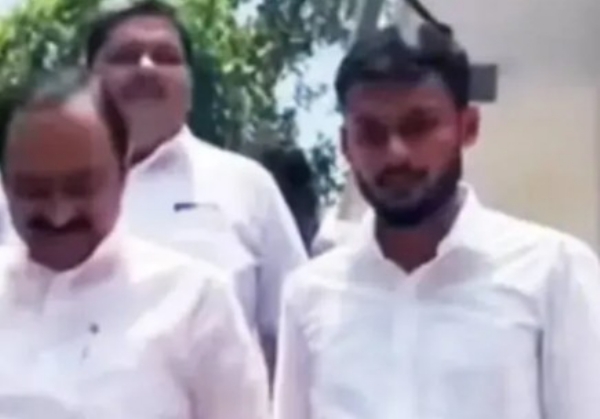 കാസർകോട് എംഡിഎംഎ കേസ്: പിടിയിലായ പ്രതിയ്ക്കൊപ്പം മുഖ്യമന്ത്രി വി.ഡി. സതീശൻ നിൽക്കുന്ന ചിത്രങ്ങൾ പുറത്ത്; സംസ്ഥാനത്ത് രാഷ്ട്രീയ പോര് മുറുകുന്നു കാസർകോട് എംഡിഎംഎ കേസ്: പിടിയിലായ പ്രതിയ്ക്കൊപ്പം മുഖ്യമന്ത്രി വി.ഡി. സതീശൻ നിൽക്കുന്ന ചിത്രങ്ങൾ പുറത്ത്; സംസ്ഥാനത്ത് രാഷ്ട്രീയ പോര് മുറുകുന്നു