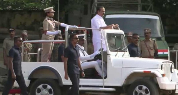 സംസ്ഥാനത്ത് സ്വാതന്ത്ര്യദിനാഘോഷം: സെൻട്രൽ സ്റ്റേഡിയത്തിൽ ദേശീയ പതാക ഉയർത്തി; ചടങ്ങിൽ വന്ദേമാതരം ഒഴിവാക്കി സംസ്ഥാനത്ത് സ്വാതന്ത്ര്യദിനാഘോഷം: സെൻട്രൽ സ്റ്റേഡിയത്തിൽ ദേശീയ പതാക ഉയർത്തി; ചടങ്ങിൽ വന്ദേമാതരം ഒഴിവാക്കി