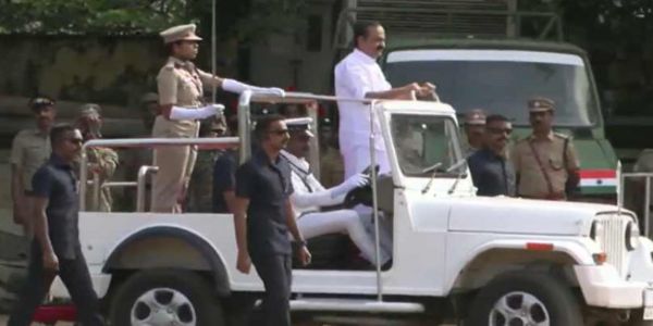 സംസ്ഥാനത്ത് സ്വാതന്ത്ര്യദിനാഘോഷം: സെൻട്രൽ സ്റ്റേഡിയത്തിൽ ദേശീയ പതാക ഉയർത്തി; ചടങ്ങിൽ വന്ദേമാതരം ഒഴിവാക്കി