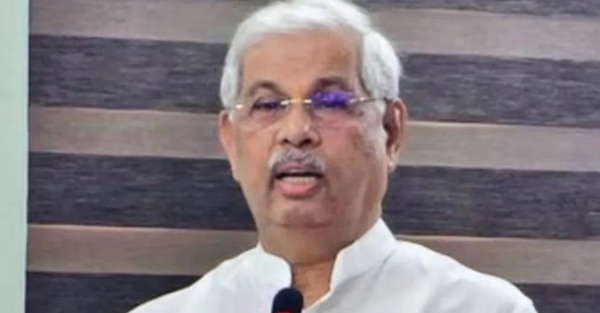 സ്വാതന്ത്ര്യദിന ചായസൽക്കാരത്തിൽ നിന്ന് പി.എസ്.സി ചെയർമാനെയും അംഗങ്ങളെയും ഒഴിവാക്കി ഗവർണർ; കാരണം നിയമന തട്ടിപ്പ് വിവാദമെന്ന് സൂചന സ്വാതന്ത്ര്യദിന ചായസൽക്കാരത്തിൽ നിന്ന് പി.എസ്.സി ചെയർമാനെയും അംഗങ്ങളെയും ഒഴിവാക്കി ഗവർണർ; കാരണം നിയമന തട്ടിപ്പ് വിവാദമെന്ന് സൂചന