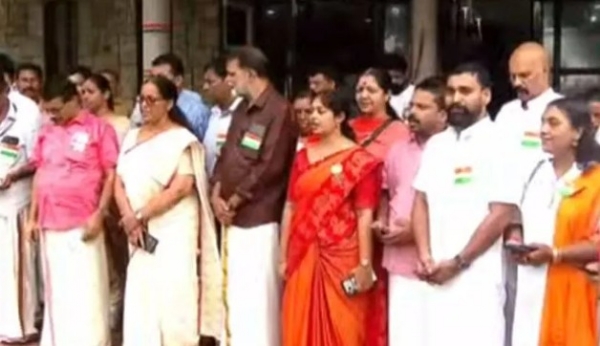കോഴിക്കോട് കോർപ്പറേഷനിലെ സ്വാതന്ത്ര്യദിന വിവാദം: ദേശീയഗാന അപമാന പരാതികളിൽ മൊഴിയെടുപ്പ് തുടരുന്നു; സിസിടിവി ദൃശ്യങ്ങൾ പരിശോധിക്കും കോഴിക്കോട് കോർപ്പറേഷനിലെ സ്വാതന്ത്ര്യദിന വിവാദം: ദേശീയഗാന അപമാന പരാതികളിൽ മൊഴിയെടുപ്പ് തുടരുന്നു; സിസിടിവി ദൃശ്യങ്ങൾ പരിശോധിക്കും