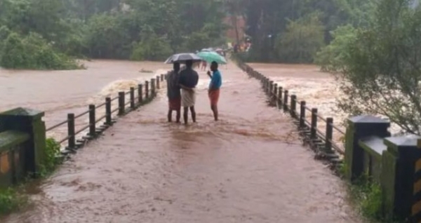സംസ്ഥാനത്ത് പെരുമഴ തുടരുന്നു: 12 ജില്ലകളിൽ ഓറഞ്ച് അലർട്ട്; പ്രളയ ഭീതിയിലും ഉരുൾപൊട്ടലിലും വ്യാപക നാശനഷ്ടം, അതീവ ജാഗ്രതാ നിർദേശം