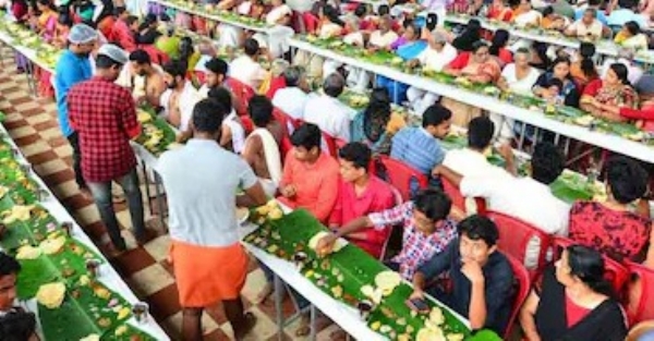 ആറന്മുള വള്ളസദ്യയുടെ പേരില് വ്യാപക തട്ടിപ്പ്; ദേവസ്വം ജീവനക്കാരനെന്ന വ്യാജേന ഭക്തരില് നിന്ന് വന്തുക തട്ടിയെടുത്തു