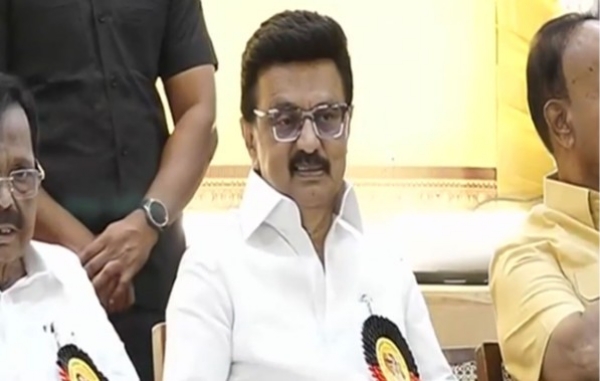 നിയമസഭയെ സിനിമാ സെറ്റാക്കി മാറ്റി മുഖ്യമന്ത്രി വിജയ് പഞ്ച് ഡയലോഗുകൾ പറയുകയാണെന്ന് എം.കെ. സ്റ്റാലിൻ; ഡി.എം.കെയിൽ വൻ അഴിച്ചുപണി നിയമസഭയെ സിനിമാ സെറ്റാക്കി മാറ്റി മുഖ്യമന്ത്രി വിജയ് പഞ്ച് ഡയലോഗുകൾ പറയുകയാണെന്ന് എം.കെ. സ്റ്റാലിൻ; ഡി.എം.കെയിൽ വൻ അഴിച്ചുപണി