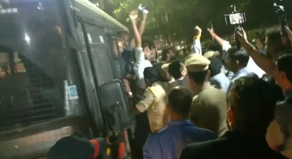 ചോദ്യപേപ്പർ ചോർച്ച വിവാദങ്ങൾക്ക് പിന്നാലെ ജന്തർ മന്ദറിൽ വീണ്ടും സമരം: സംവരണ പരിഷ്കരണ പ്രതിഷേധത്തിൽ പങ്കെടുത്തവരെ കസ്റ്റഡിയിലെടുത്ത് ഡൽഹി പോലീസ്