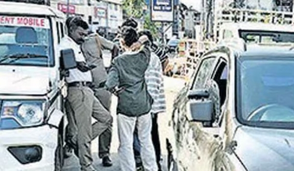 കോഴിക്കോട് നഗരത്തിൽ ലൈസൻസില്ലാതെ വിദ്യാർഥികളുടെ അമിതവേഗ കാറോട്ടം കോഴിക്കോട് നഗരത്തിൽ ലൈസൻസില്ലാതെ വിദ്യാർഥികളുടെ അമിതവേഗ കാറോട്ടം