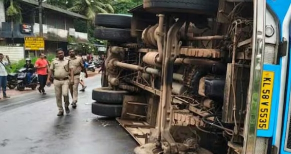 കല്യാശ്ശേരി കീച്ചേരിക്കുന്നിൽ സ്വകാര്യ ബസ് മറിഞ്ഞ് അപകടം; നിരവധി യാത്രക്കാർക്ക് പരിക്ക് കല്യാശ്ശേരി കീച്ചേരിക്കുന്നിൽ സ്വകാര്യ ബസ് മറിഞ്ഞ് അപകടം; നിരവധി യാത്രക്കാർക്ക് പരിക്ക്