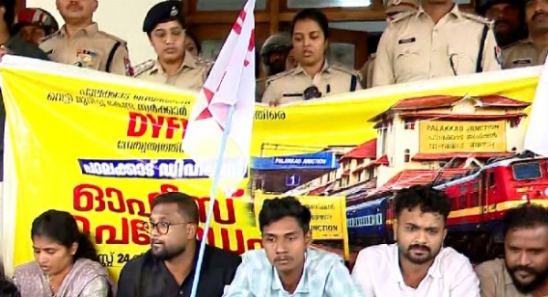 പാലക്കാട് റെയിൽവേ ഡിവിഷൻ വിഭജന നീക്കം: പ്രതിഷേധമിരമ്പി ഡിവിഷണൽ ഓഫീസ്; ഡിവൈഎഫ്ഐയും യൂത്ത് കോൺഗ്രസും ഉപരോധത്തിൽ
