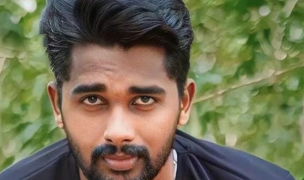 യുക്രെയ്നിലെ റഷ്യൻ മിസൈൽ ആക്രമണത്തിൽ കൊല്ലപ്പെട്ട മലയാളി നാവികൻ അഖിൽ ജോയിക്ക് കണ്ണീരോടെ വിട നൽകി ജന്മനാട് യുക്രെയ്നിലെ റഷ്യൻ മിസൈൽ ആക്രമണത്തിൽ കൊല്ലപ്പെട്ട മലയാളി നാവികൻ അഖിൽ ജോയിക്ക് കണ്ണീരോടെ വിട നൽകി ജന്മനാട്