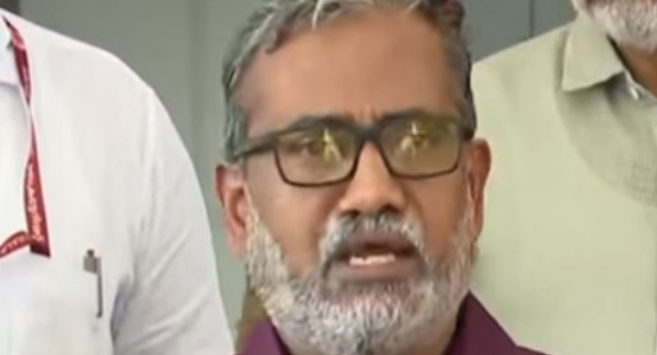 ഡെപ്യൂട്ടി പ്രതിപക്ഷ നേതാവ് (Deputy LoP) പദവിയെച്ചൊല്ലി സി.പി.ഐ(എം), സി.പി.ഐ എന്നീ പാർട്ടികൾ തമ്മിൽ നിലനിൽക്കുന്ന തർക്കം 2026 മേയിലെ കേരള നിയമസഭാ തിരഞ്ഞെടുപ്പിന് ശേഷം എൽ.ഡി.എഫ് പ്രതിപക്ഷത്തിരിക്കേണ്ടി വന്ന സാഹചര്യത്തിലാണ് ഉടലെടുത്തത്.തർക്കത്തിന്റെ പ്രധാന കാരണങ്ങൾസി.പി.ഐ(എം) നിലപാട്: ഡെപ്യൂട്ടി പ്രതിപക്ഷ നേതാവ് സ്ഥാനം സി.പി.ഐ(എമ്മി)ന് മാത്രം അവകാശപ്പെട്ടതാണെന്ന് പ്രതിപക്ഷ നേതാവ് പിണറായി വിജയൻ പരസ്യമായി പ്രഖ്യാപിച്ചു. സ്പീക്കർക്ക് നൽകുന്ന കത്തിൽ സി.പി.ഐ(എം) നേതാവിന്റെ പേര് തന്നെയായിരിക്കും ഉണ്ടാകുകയെന്നും അദ്ദേഹം വ്യക്തമാക്കി. നിലവിൽ സി.പി.ഐ(എം) മുതിർന്ന നേതാവ് കെ.എൻ. ബാലഗോപാൽ ആണ് നിയമസഭയിൽ ഈ പദവിക്ക് നിശ്ചയിച്ചിട്ടുള്ള സീറ്റിൽ ഇരിക്കുന്നത്.സി.പി.ഐ നിലപാട്: മുന്നണിയിലെ രണ്ടാമത്തെ വലിയ കക്ഷിയായതിനാൽ (സി.പി.ഐ(എമ്മി)ന് 26 സീറ്റുള്ളപ്പോൾ സി.പി.ഐക്ക് 8 സീറ്റുകളുണ്ട്) തങ്ങളുടെ ഈ ആവശ്യം പൂർണ്ണമായും ന്യായമാണെന്ന് സി.പി.ഐ വാദിക്കുന്നു. പിണറായി വിജയന്റെ ഏകപക്ഷീയമായ പ്രസ്താവന എൽ.ഡി.എഫിന്റെ മുന്നണി മര്യാദയ്ക്ക് നിരക്കാത്തതാണെന്ന് സി.പി.ഐ സംസ്ഥാന സെക്രട്ടറി ബിനോയ് വിശ്വം ശക്തമായി വിമർശിച്ചു.