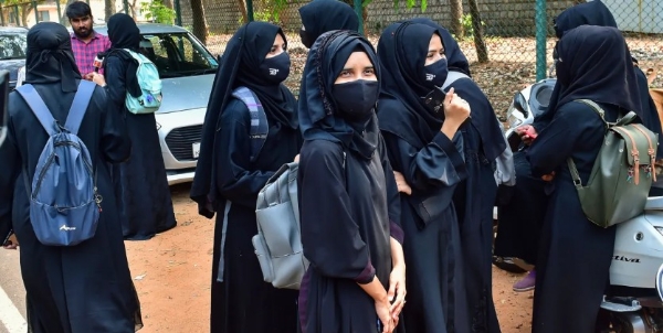 ഹിജാബ് ഇസ്ലാമിലെ അവിഭാജ്യ ഘടകമല്ല: സ്കൂളിൽ ഹിജാബ് ധരിക്കാൻ അനുമതി തേടിയ വിദ്യാർത്ഥിനിയുടെ ഹർജി അലഹബാദ് ഹൈക്കോടതി തള്ളി ഹിജാബ് ഇസ്ലാമിലെ അവിഭാജ്യ ഘടകമല്ല: സ്കൂളിൽ ഹിജാബ് ധരിക്കാൻ അനുമതി തേടിയ വിദ്യാർത്ഥിനിയുടെ ഹർജി അലഹബാദ് ഹൈക്കോടതി തള്ളി