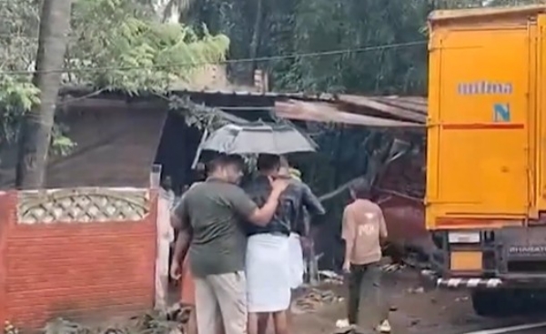തൃശ്ശൂർ ചേലക്കോട് ടാങ്കർ ലോറി ചായക്കടയിലേക്ക് ഇടിച്ചുകയറി; ഡ്രൈവർ അടക്കം രണ്ടുപേർക്ക് ദാരുണാന്ത്യം തൃശ്ശൂർ ചേലക്കോട് ടാങ്കർ ലോറി ചായക്കടയിലേക്ക് ഇടിച്ചുകയറി; ഡ്രൈവർ അടക്കം രണ്ടുപേർക്ക് ദാരുണാന്ത്യം